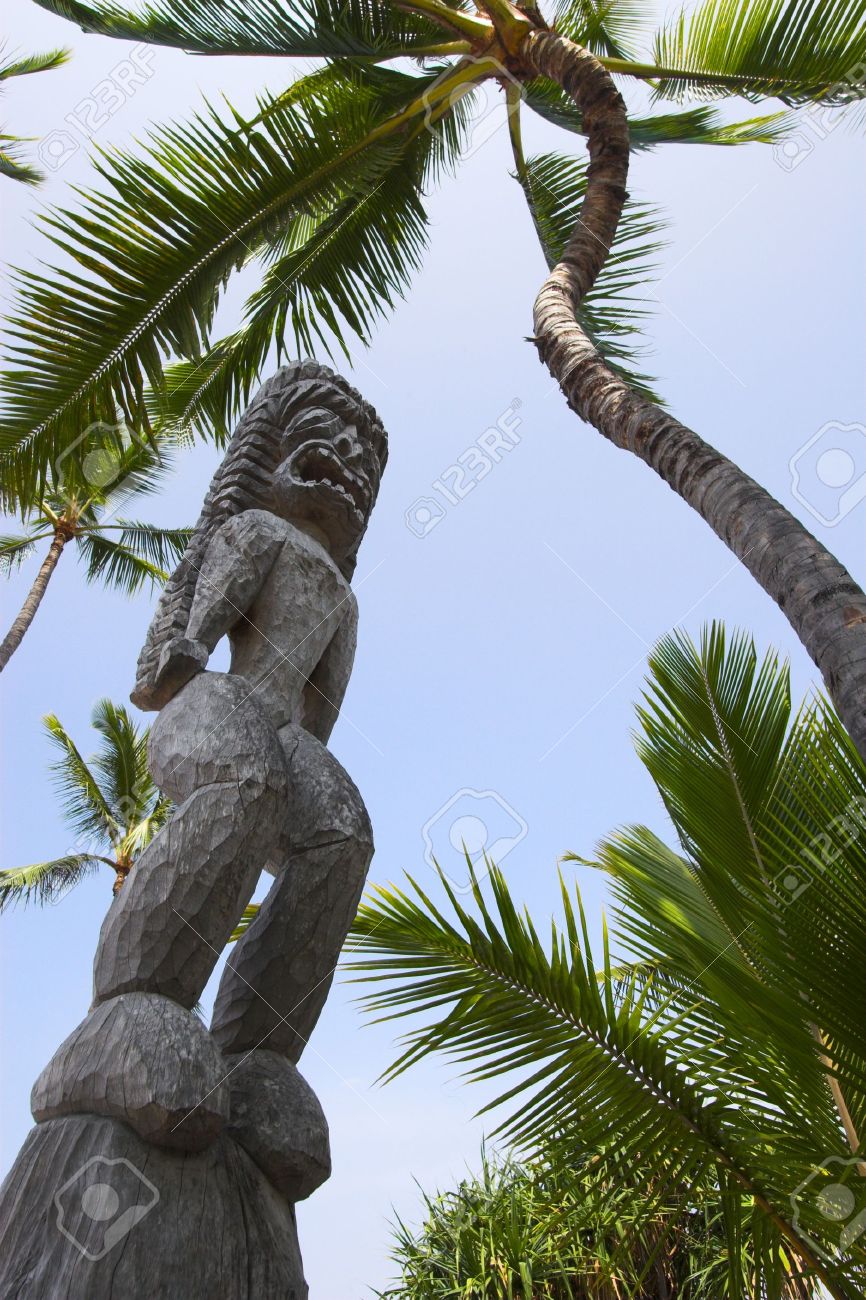 4527807-wooden-statues-of-idols-in-big-island-stock-photo